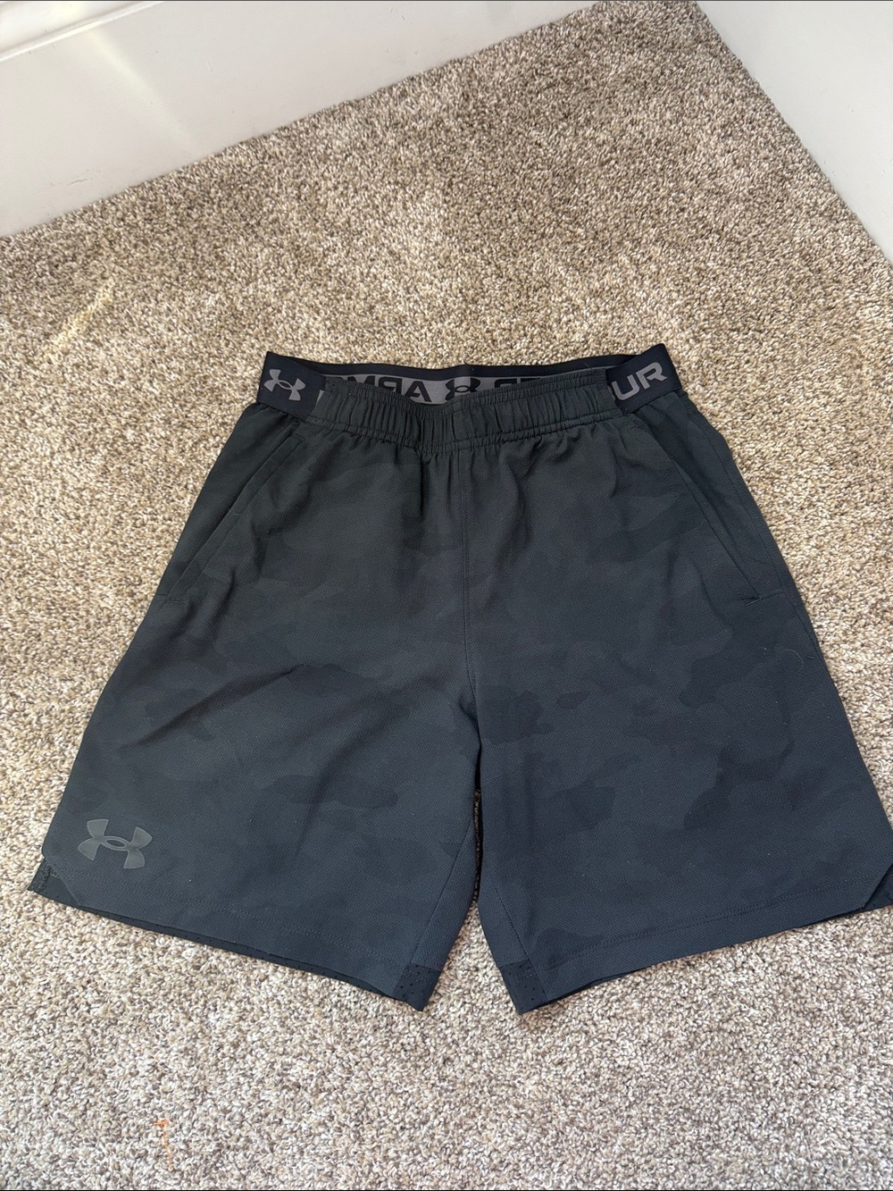 Under Armour kids Black Camo Athletic Shorts youth large